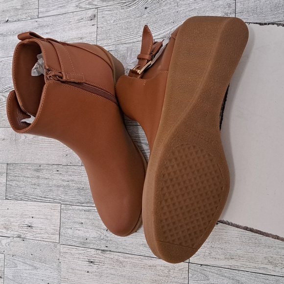 Aerosole (Bonnie) Wedge Heel Ankle Boot, Size 6 - Picture 4 of 5